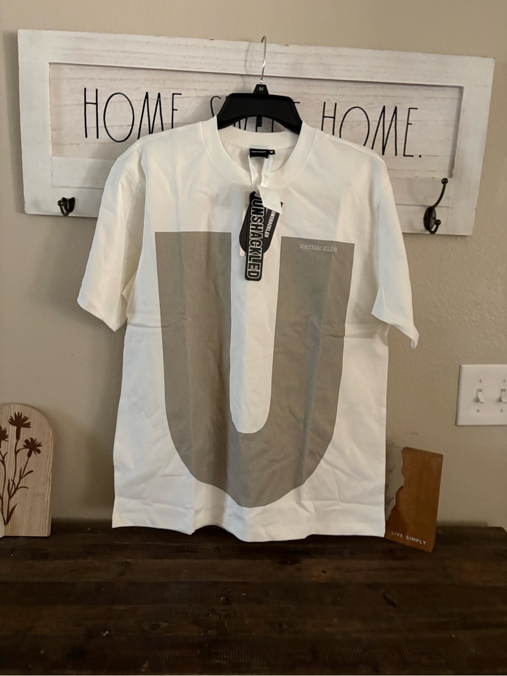 UNSHACKLED  Short-Sleeve Graphic Men’s Shirt with Large Taupe U